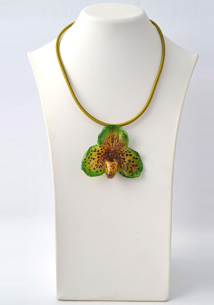 Necklace With Real Bellatulum Orchid In Green Dannyra Jewels