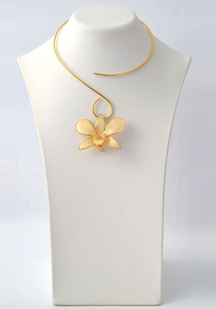 Necklace in the shape of a flower with natural vanilla orchid color Dannyra Jewels